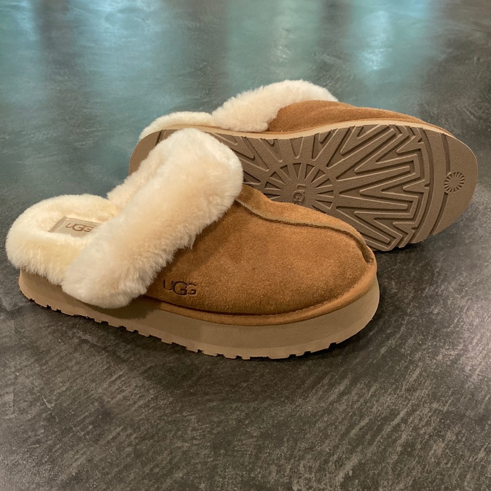 Adorable Ugg slippers like new!